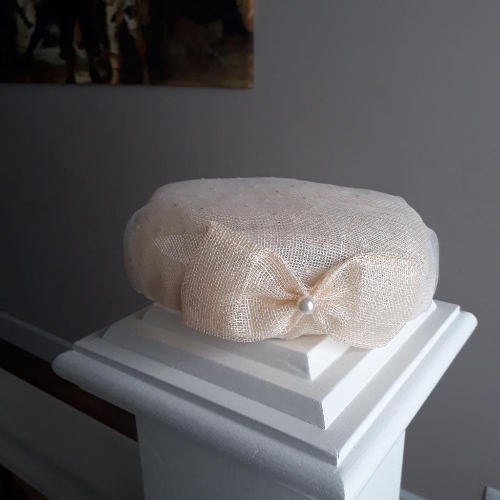 creme kleur dopje, Kinderen en Baby's, Ophalen of Verzenden, Zo goed als nieuw, Meisje, Hoed