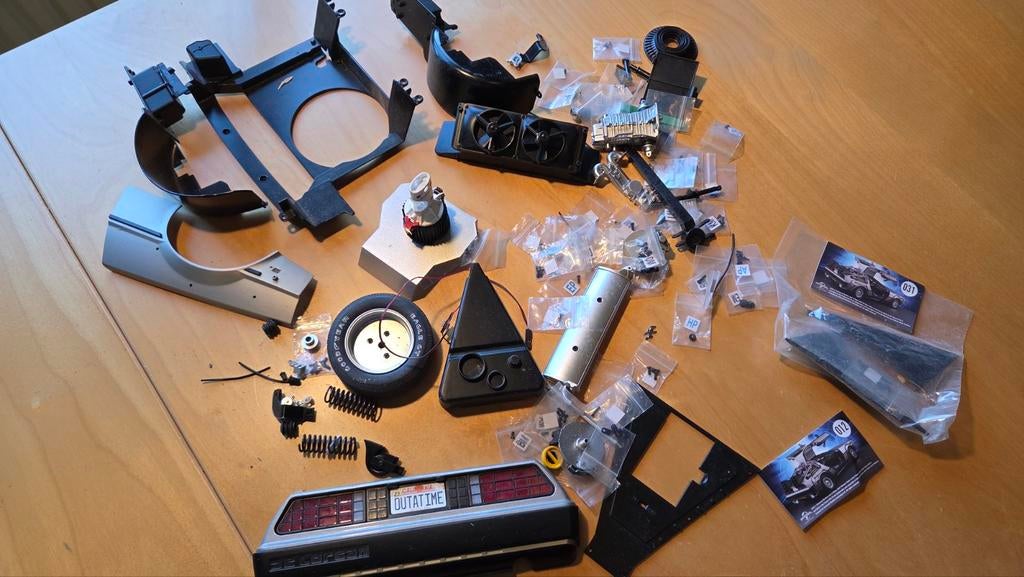 1:8 DeLorean Eaglemoss modelauto Back to the Future kit, Overige merken, Gebruikt, Auto, Verzenden