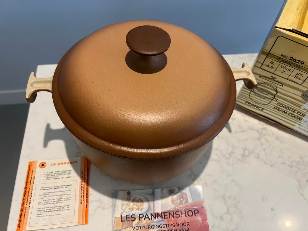 Nieuwe Le Creuset La Mama Terroir 26 cm met stoominzet, Gietijzer, Nieuw, Ophalen of Verzenden, Keramische plaat