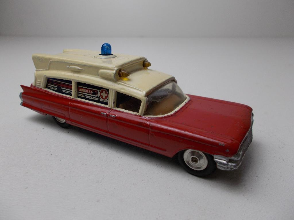 1962 Corgi Toys 437 SUPERIOR AMBULANCE ON CADILLAC CHASSIS., Hobby en Vrije tijd, Modelauto's | 1:43, Gebruikt, Auto, Corgi, Ophalen of Verzenden