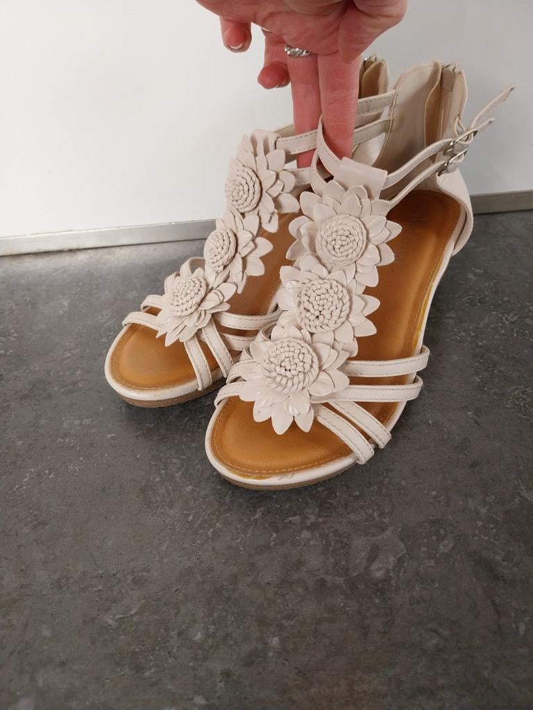 Spaanse sandalen met bloem en sleehak - maat 38, Ophalen of Verzenden, Zo goed als nieuw, Beige, Sandalen of Muiltjes