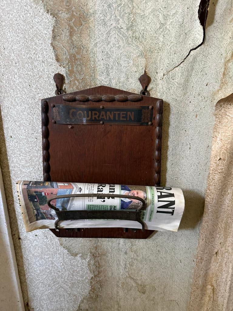 Antieke houten krantenhouder met 'Couranten' opschrift, Ophalen, Gebruikt