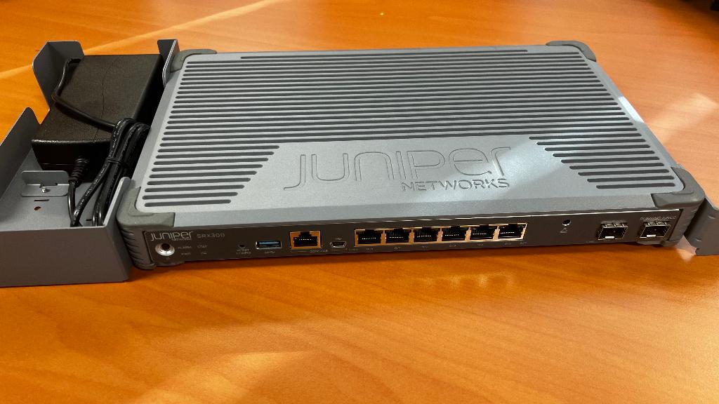 Juniper SRX300 met rackmount, Computers en Software, Routers en Modems, Zo goed als nieuw, Router, Ophalen of Verzenden