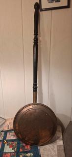 Antieke beddenpan met houten handvat, Ophalen