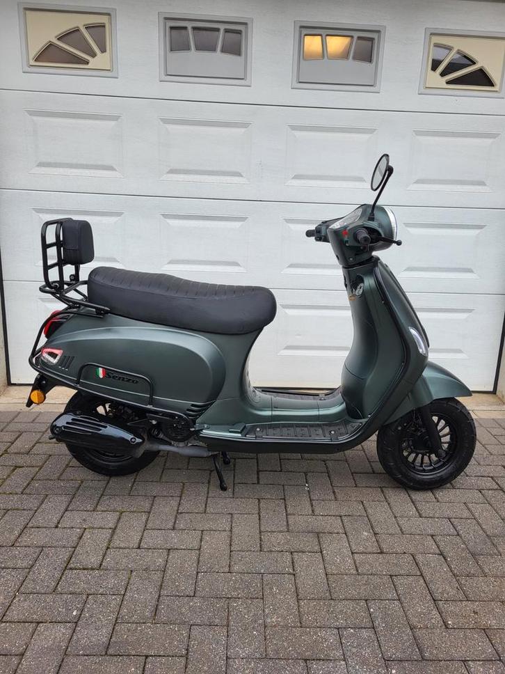 Nog een hele goede en nette snorscooter senzo riva bj2022, Fietsen en Brommers, Snorfietsen en Snorscooters, Zo goed als nieuw