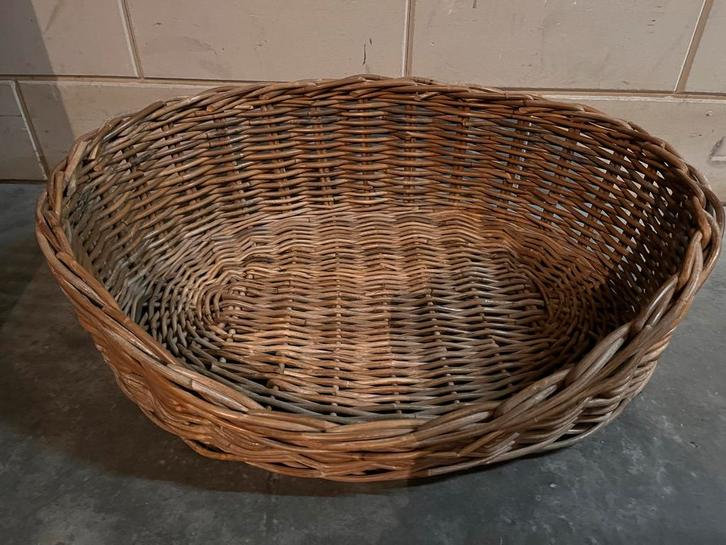 Hondenmand van riet, Huis en Inrichting, Woonaccessoires | Schalen en Manden, Gebruikt, Mand, Ovaal, Riet, Ophalen