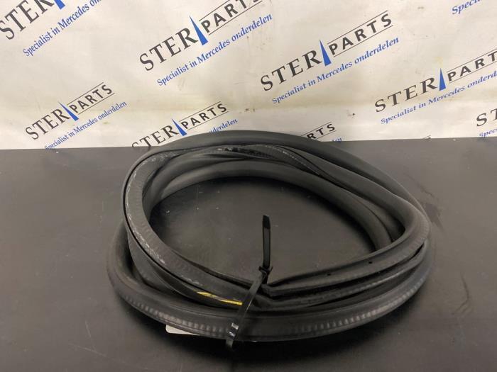 Portierrubber 4Deurs links-achter van een Mercedes B-Klasse, Auto-onderdelen, Carrosserie en Plaatwerk, Mercedes-Benz, Gebruikt