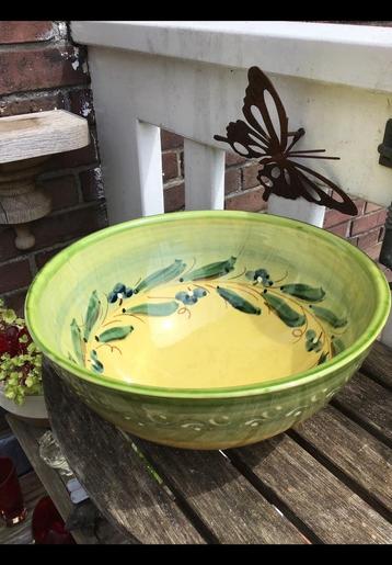 Grote mediterrane aardewerk schaal. Groen, geel. Ong 25,5 cm beschikbaar voor biedingen