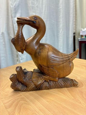 Oosters houten beeldje  aalscholver beschikbaar voor biedingen