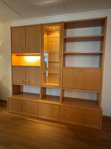 Een zgan gezellige licht eiken wandmeubel met veel  bergruim beschikbaar voor biedingen