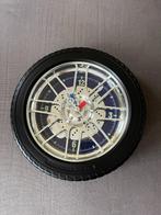Wiel , autoband klok . 35 cm .  Zgan., Ophalen of Verzenden, Zo goed als nieuw, Analoog, Wandklok