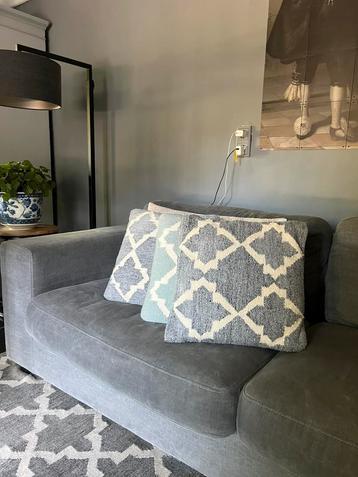 Kussens Mrs Bloom beschikbaar voor biedingen