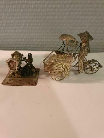 Twee Zilveren miniatuur beschikbaar voor biedingen