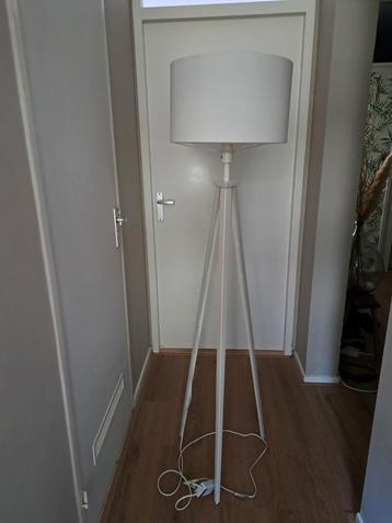 Vloerlamp wit 3 poot beschikbaar voor biedingen
