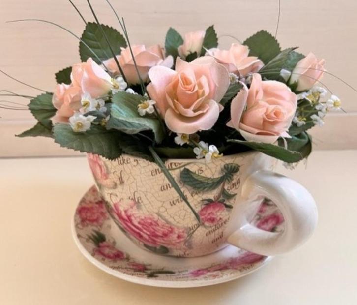 Vintage kunststof boeket met rozen in grote kop en schotel, Huis en Inrichting, Woonaccessoires | Kunstplanten en Kunstbloemen