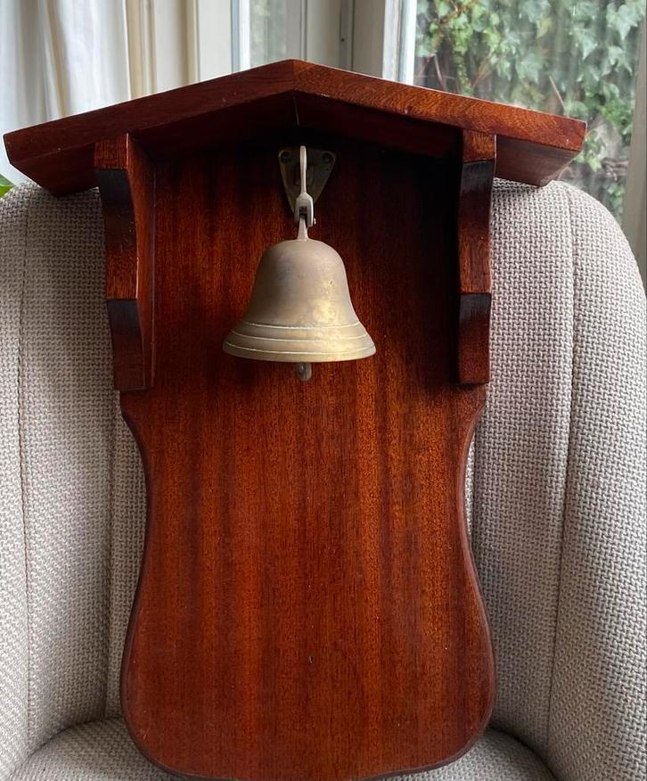 antieke Koperen Bel in Houten Kastje met afdakje, Antiek en Kunst, Antiek | Klokken, Ophalen of Verzenden
