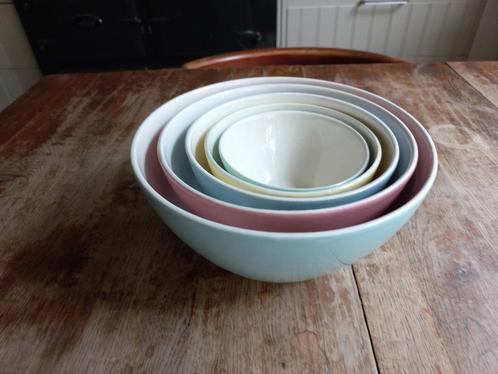 Regout pastel nestschalen compleet, Antiek en Kunst, Antiek | Schalen, Ophalen of Verzenden