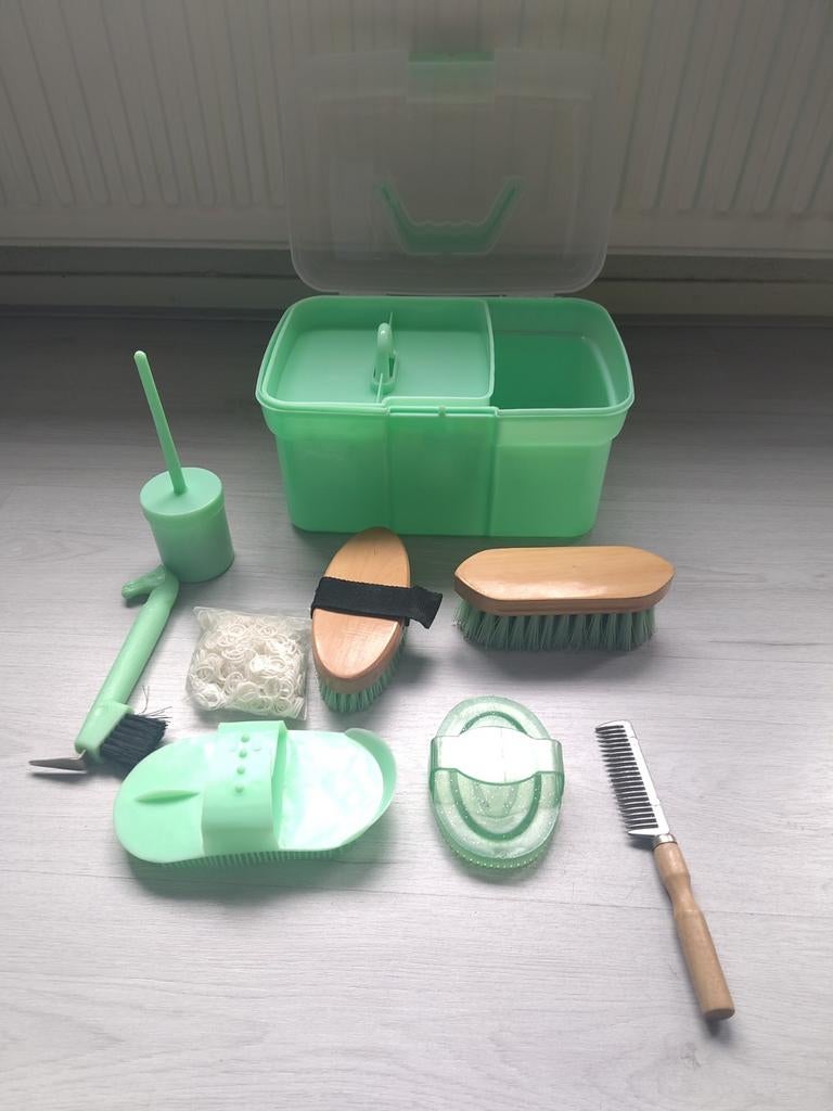 Leuke complete paarden verzorgingsset in handige box!, Dieren en Toebehoren, Paarden en Pony's | Verzorgingsproducten, Ophalen of Verzenden