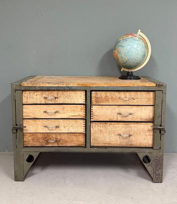 Vintage werkbank industrieel dressoir ladekast  beschikbaar voor biedingen