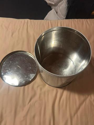 Groot blik om dierenvoer, graan of chips in op te bergen. beschikbaar voor biedingen