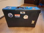 Vintage Reiskoffer met Stickers, Sieraden, Tassen en Uiterlijk, Koffers, Gebruikt, 50 tot 60 cm, Hard kunststof, Slot