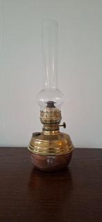 antieke koperen olielamp. met intact glas .hoogte 44 cm, Ophalen