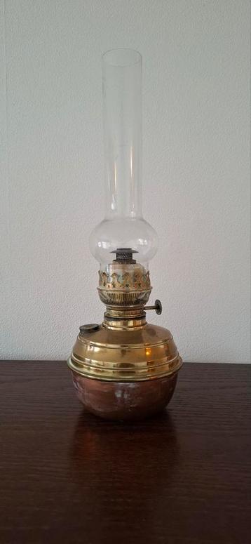 antieke koperen olielamp. met intact glas .hoogte 44 cm beschikbaar voor biedingen
