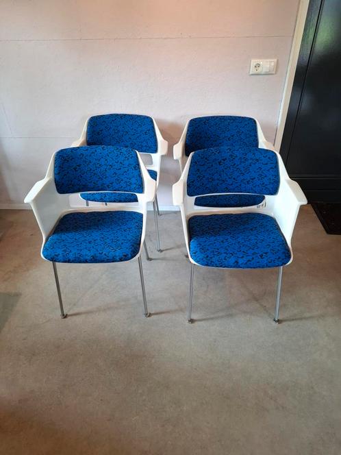 4 + 1 vintage gispen 2225 stoelen, Huis en Inrichting, Stoelen, Zo goed als nieuw, Vier, Kunststof, Metaal, Stof, Blauw, Ophalen of Verzenden