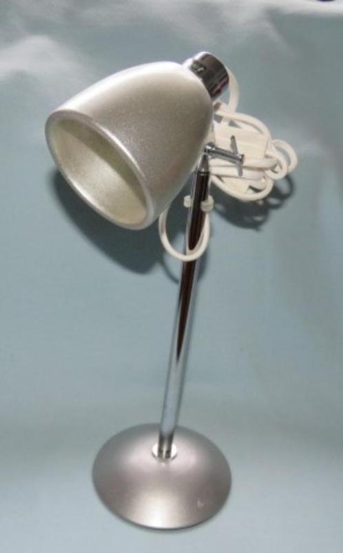 Bureaulamp tafellamp zilverkleurig verstelbaar 40 cm hoog, Huis en Inrichting, Lampen | Tafellampen, Gebruikt, Minder dan 50 cm
