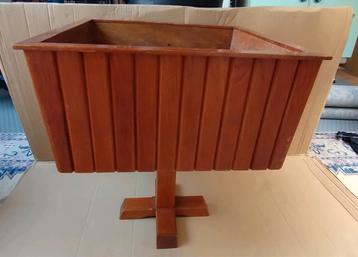 Vintage houten plantenbak op voet -  zonder folie. beschikbaar voor biedingen