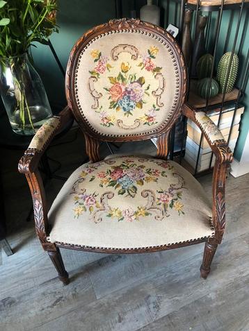 Vintage geborduurde stoel bloemen beschikbaar voor biedingen