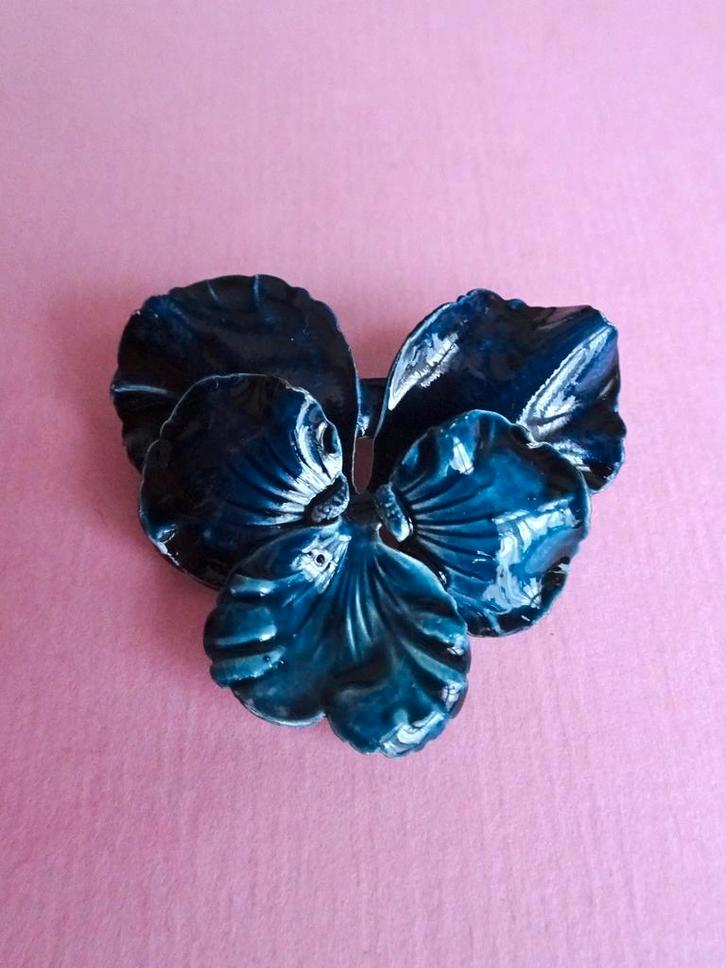 jwg Vintage 50s emaille viooltje bloem broche petrol blauw, Sieraden, Tassen en Uiterlijk, Antieke sieraden, Broche, Koper, Verzenden