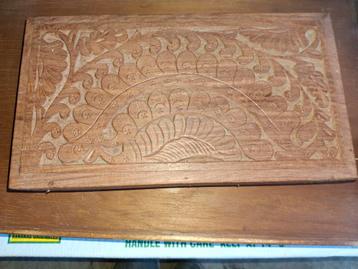 Houten sierdoosje met snijwerk beschikbaar voor biedingen