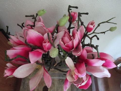 Nr.100: Prachtige zware vaas met kunst magnolia vaas met, Huis en Inrichting, Woonaccessoires | Kunstplanten en Kunstbloemen, Zo goed als nieuw