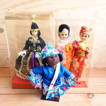 Set van diverse poppen folklore beschikbaar voor biedingen