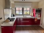 Hoogglans Rode Keuken met Bosch Apparatuur, Huis en Inrichting, Keuken | Complete keukens, Ophalen, Gebruikt, Graniet of Steen