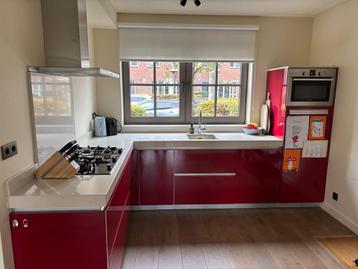 Hoogglans Rode Keuken met Bosch Apparatuur beschikbaar voor biedingen