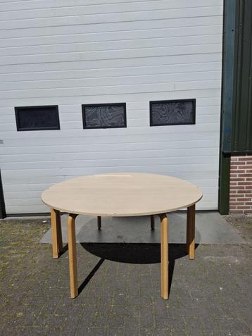 Ronde tafel  2 halve 160 cm beschikbaar voor biedingen