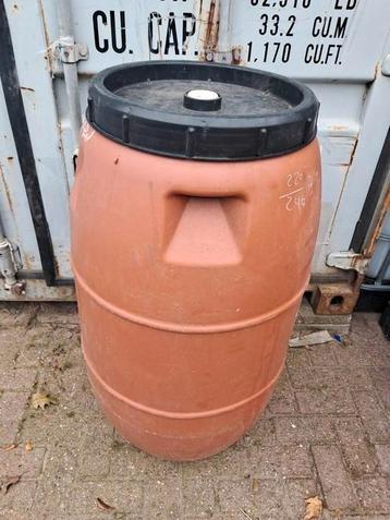 Stevige vaten van 220 liter beschikbaar voor biedingen
