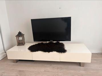 Gratis Tv meubel beschikbaar voor biedingen
