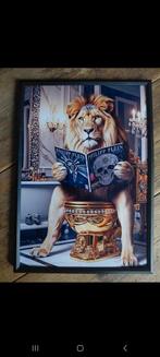 Leeuw op Toilet - Philipp Plein Print, Huis en Inrichting, Minder dan 50 cm, Oorspronkelijke maker, Verzenden, Minder dan 50 cm