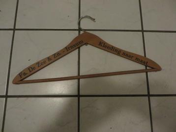 Oude reclame kleding hanger, firma De Zee Irnsum Friesland beschikbaar voor biedingen