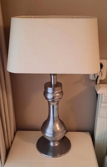 2 mooie schemerlampen met lichte kap en metalen voet. beschikbaar voor biedingen