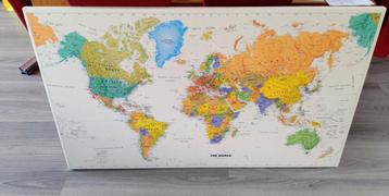 Wereldkaart op canvas met vlaggetjes  beschikbaar voor biedingen
