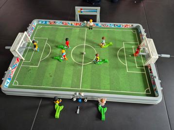 Playmobil voetbal veld met extra poppetjes in handige koffer beschikbaar voor biedingen