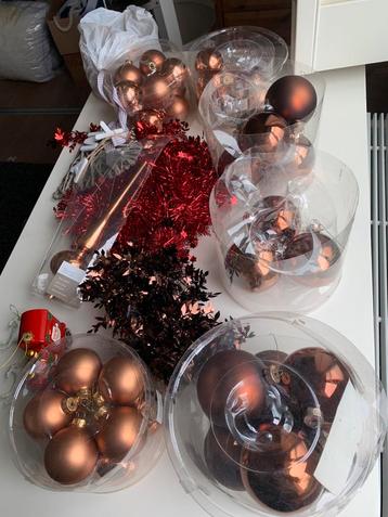 Kerstballen en slingers beschikbaar voor biedingen