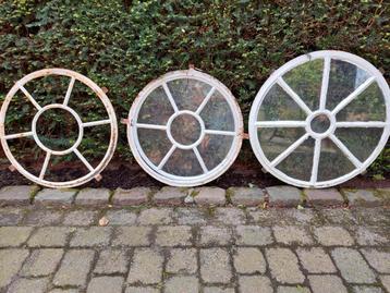 Drie zeer mooie ronde gietijzeren stalramen, 2 met glas. beschikbaar voor biedingen