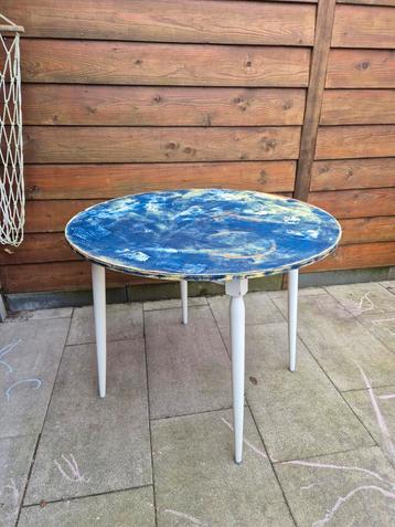 (Eet) tafel rond beschikbaar voor biedingen