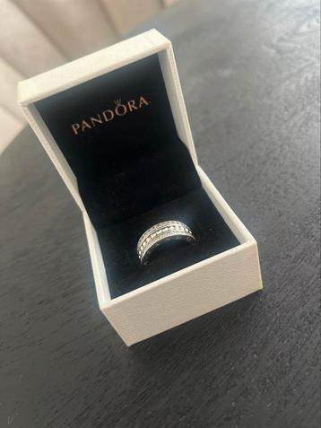 Pandora ring met zirkonia steentjes beschikbaar voor biedingen
