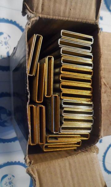 Te koop 4 dozen nieuwe nietjes. beschikbaar voor biedingen